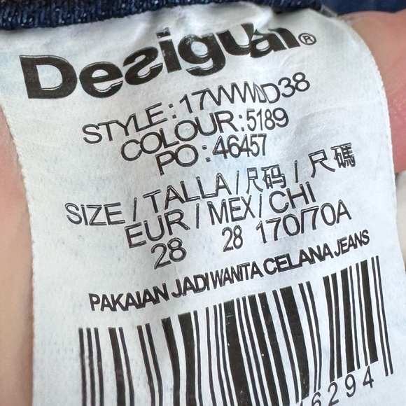 Desigual Sequin Embroidered Cuff Cropped Mid Rise Skinny Jeans. Size 28” x 26” - Picture 8 of 9